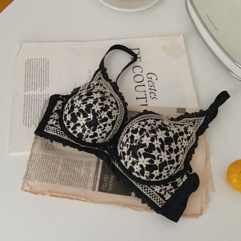 Waterdrop-shaped sexy lace embroidered thick, wire-free, adjustable bra set