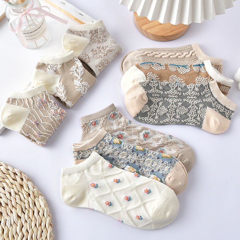 Versatile Japanese retro literary foot three-dimensional relief socks