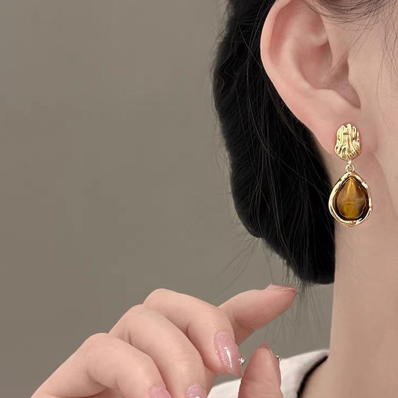 Retro Maillard style unique tiger eye stone earrings for women light luxury versatile high-end earrings