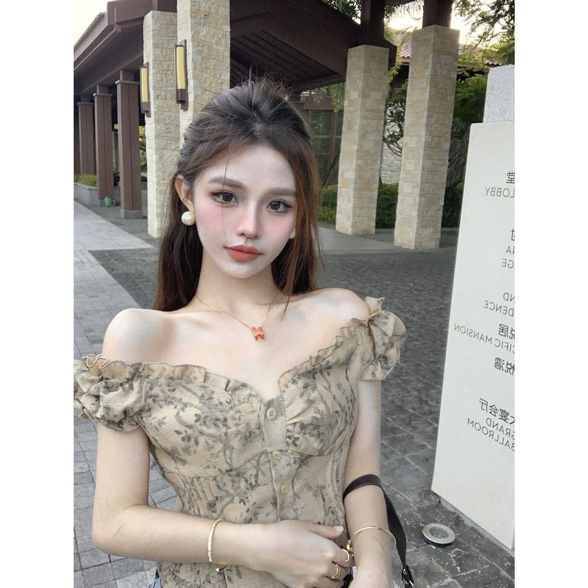 Hot girl off-shoulder cropped  beautiful back slim French puff sleeve top