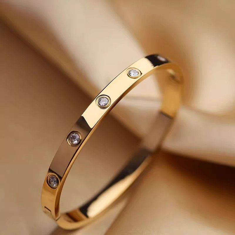 Gold Titanium Steel Bracelet – Elegant Light Luxury, Non-Fading Fashion Jewelry for Women