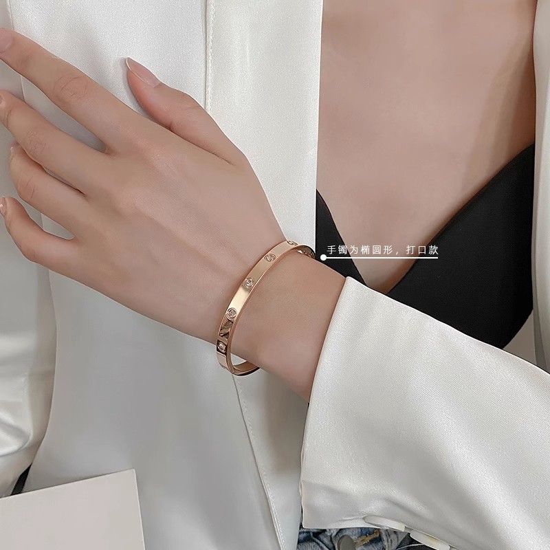 Gold Titanium Steel Bracelet – Elegant Light Luxury, Non-Fading Fashion Jewelry for Women