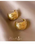 Gold Metal Hoop Earrings – Retro Elegant Design - Image 4