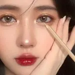 Dual-Ended Brilliance: Silkworm Brightening Highlighting and Eyeshadow Pen for Shiny Underlid Glam