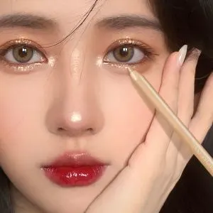 Dual-Ended Brilliance: Silkworm Brightening Highlighting and Eyeshadow Pen for Shiny Underlid Glam