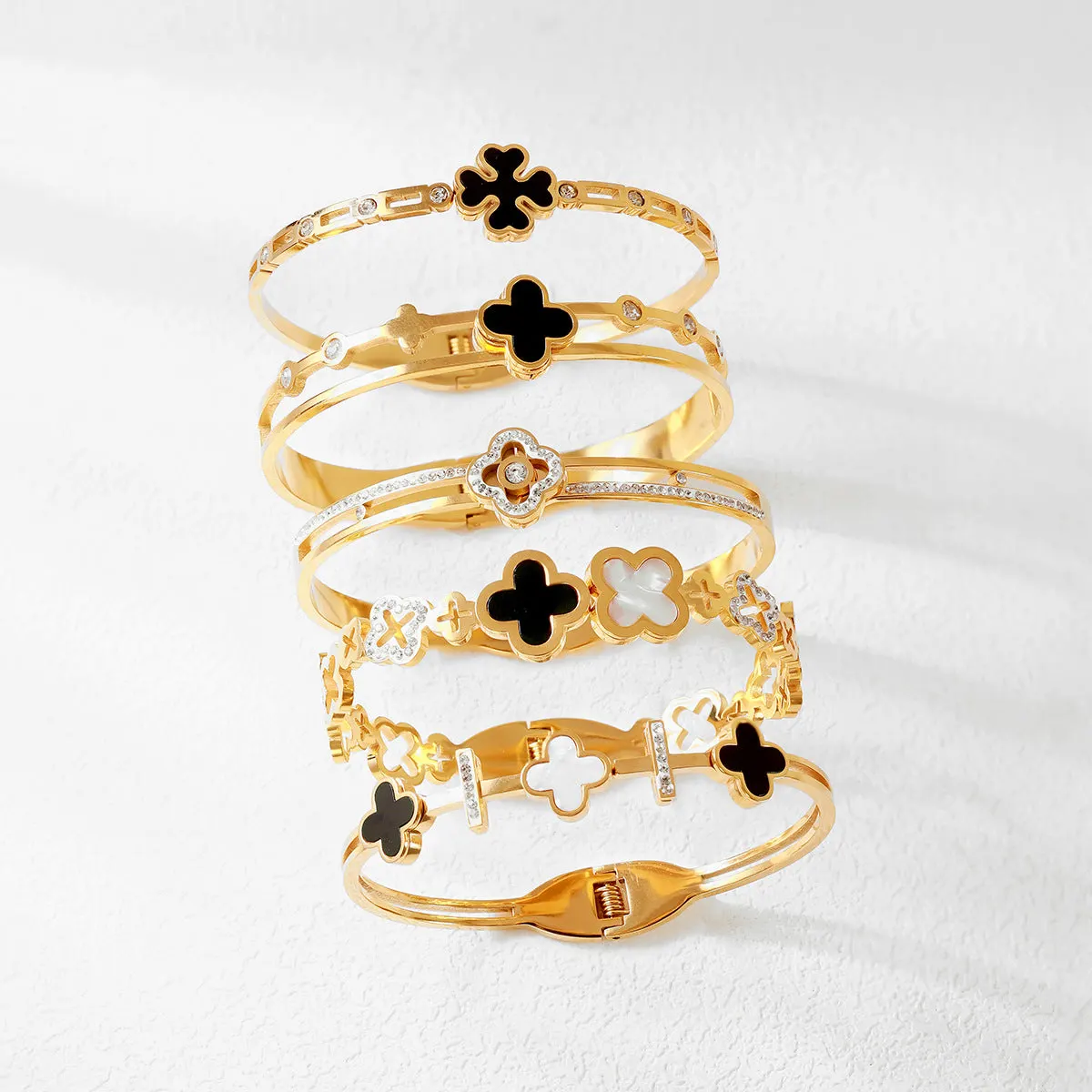O1CN01AdssXm1Y9ptJi4L6c__2217532693017-0-cib Cross-border wholesale electroplated gold female models female high-grade female non-fading jewelry ins four-leaf clover titanium steel bracelet - Image 1